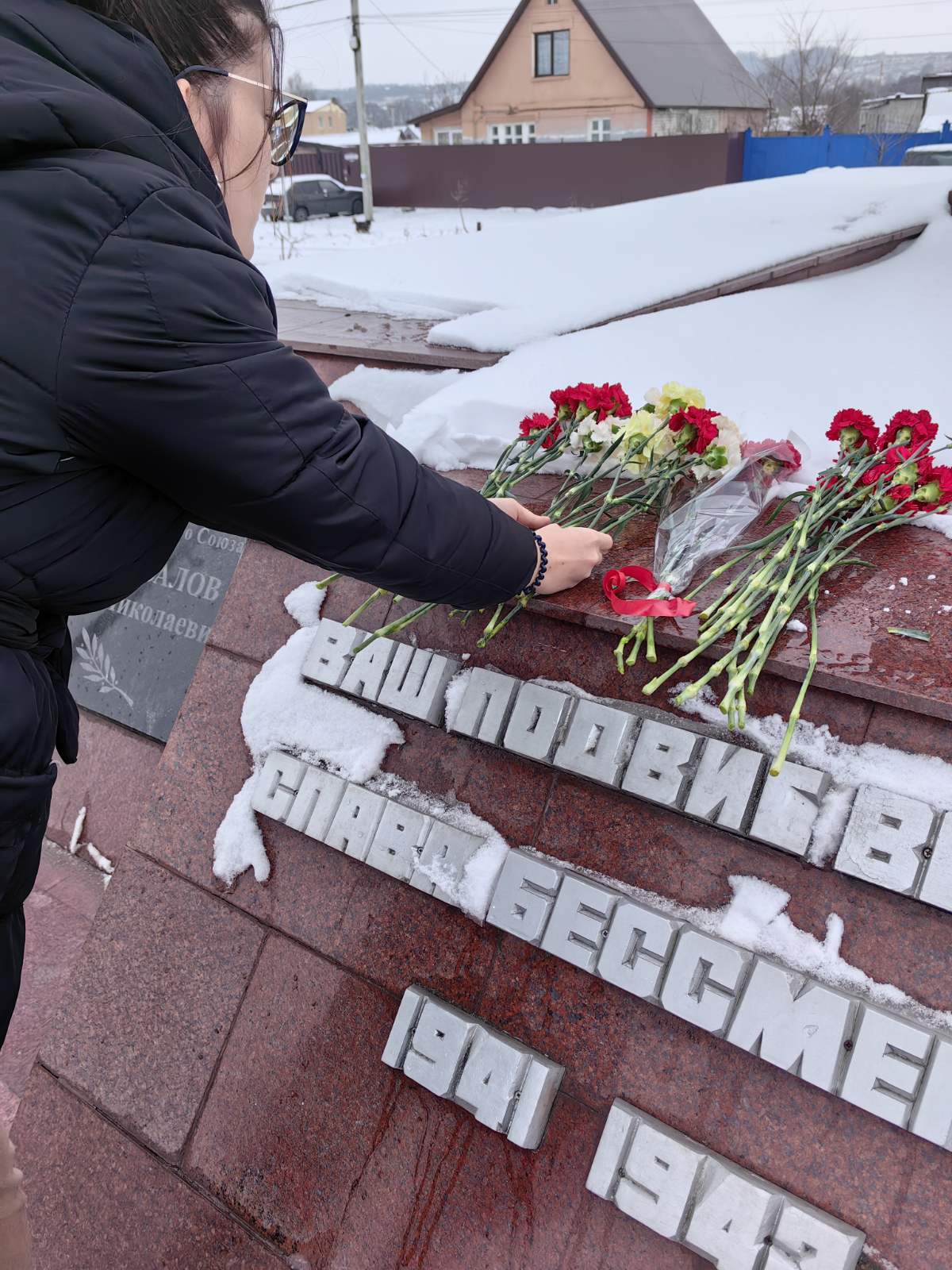 Возложение цветов к памятнику советским воинам.