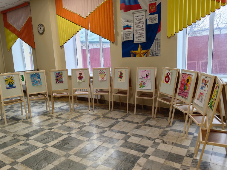 Выставка детских работ, посвященных Международному женскому дню.